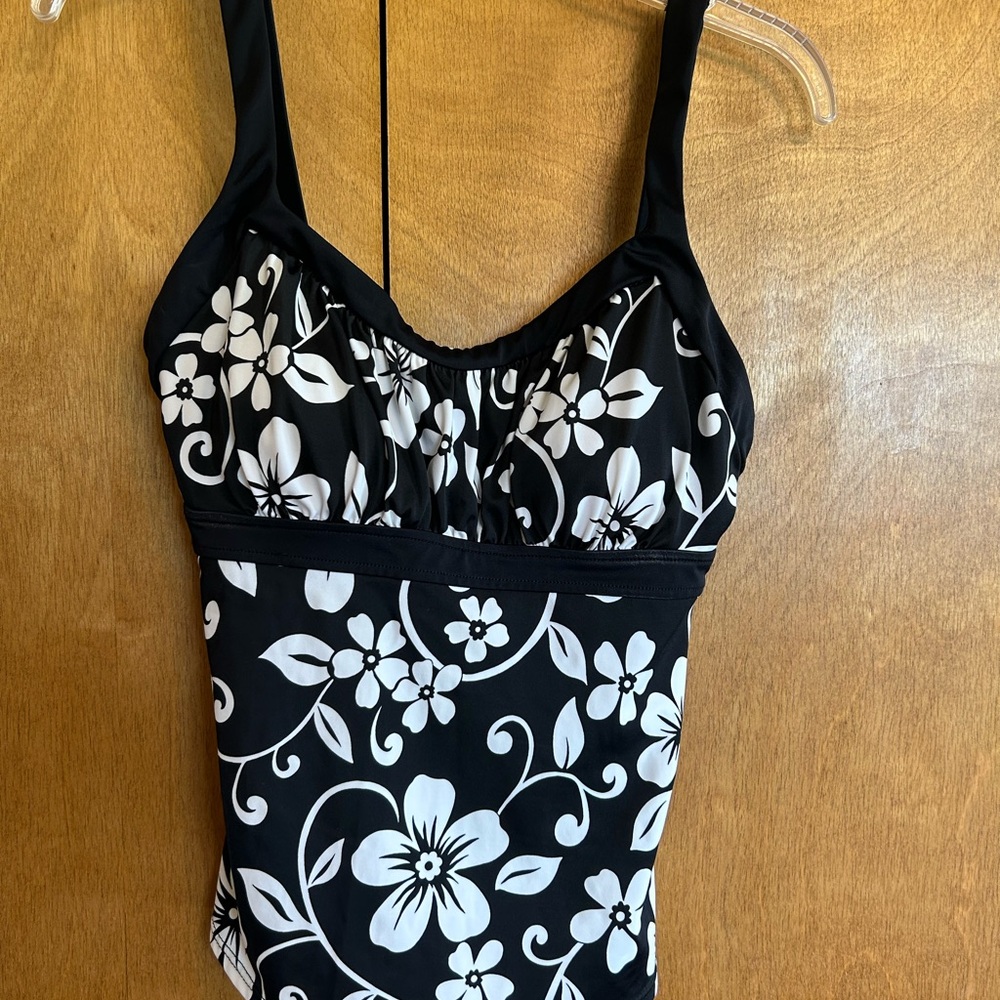 NWOT Caribbean Joe Black and White Floral Swimwear Top